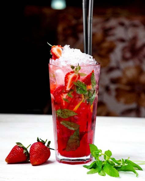 Strawberry Moscow Mule, Soda Drinks Recipes, Refreshing Fruit Drinks, Sweet Drinks Recipes, Strawberry Mojito Recipe, Mojito Drink, Berry Cocktail, Cocktail Fruit, Spicy Drinks