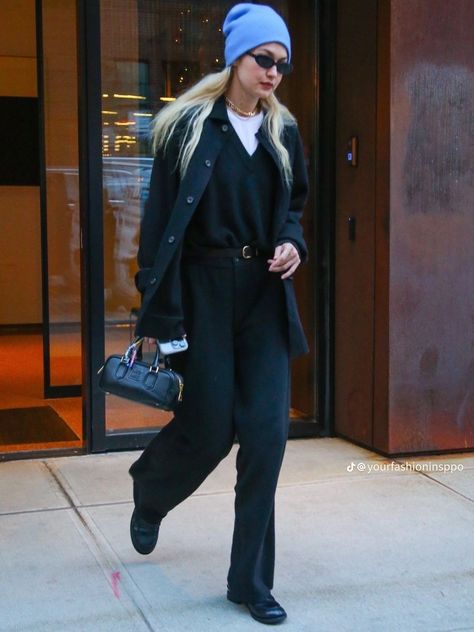 Gigi Hadid Style Winter, Sweater Street Style, Gigi Hadid Street Style, Gigi Style, Gigi Hadid Outfits, Gigi Hadid Style, Stylish Fall Outfits, Winter Fashion Outfits Casual, Hadid Style