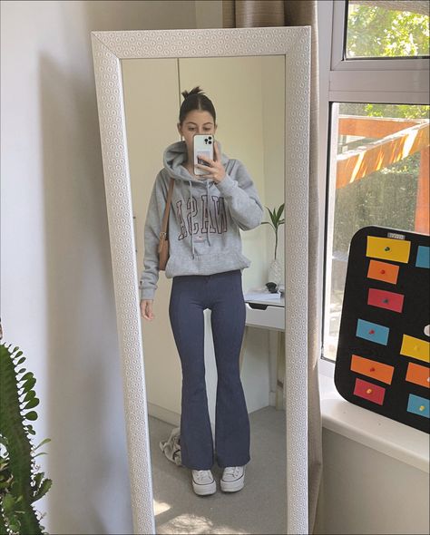 Fleece Flare Pants Outfit, Low Rise Flare Leggings Outfit, Colored Flare Leggings Outfit, Blue Flair Leggings Outfit, Low Waisted Flare Leggings Outfit, How To Style Grey Flared Leggings, Shirts To Wear With Flare Leggings, Navy Flares Outfit, Lulu Flare Pants Outfit