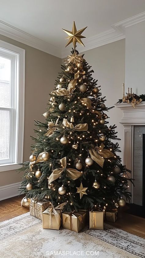 Gold Theme Christmas Tree, Gold Green Christmas Tree, Rose Gold Ornaments, Gold Green Christmas, Red And Green Decor, Theme Christmas Tree, Christmas Tree Inspo, Gold Christmas Tree Decorations, Farmhouse Theme