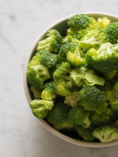 Broccoli Crunch Salad Healthy Brocolli, Broccoli Aesthetic, Aesthetic Broccoli, Broccoli Cheddar Soup Aesthetic, Broccoli Photography Creative, Broccoli Soup Photography, Crunchy Broccoli Salad, Broccoli Carrot, Crunch Salad