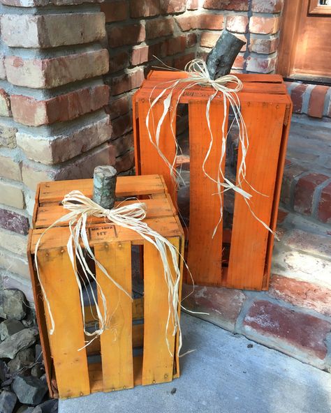 Wooden Crate Outdoor Decor, Halloween Wooden Crate Ideas, Porch Crate Decor, Crafts With Crates, Crate Display Ideas, Fall Pallet Crafts, Crate Pumpkins, Wood Crate Ideas, Crate Crafts Diy