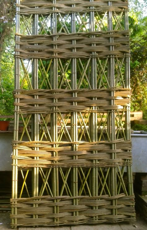 woven-garden-trellis-panel-gardenista Garden Trellis Panels, Willow Trellis, Vegetable Trellis, Willow Fence, Wall Trellis, Arch Trellis, Lattice Trellis, Bamboo Trellis, Trellis Panels