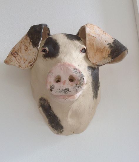 Ceramic pig head by Lea Hind Ceramic Animal Heads Wall, Pottery Pigs Ceramics, Animal Paper Mache, Clay Sculpture Ideas, Paper Mache Animal Head, Animal Head Decor, Pig Ceramic, Pig Sculpture, Pig Head