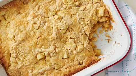 Fresh apples, Betty Crocker™ Super Moist™ yellow cake mix and melted butter combine in this easy-to-make, easy-to-eat dessert. Cake Mix Donuts, Apple Dump Cake, Betty Crocker Cake, Tabbouleh Salad, Apple Dump Cakes, Fast Life, Strip Steak, Dump Cake Recipes, Monkey Bread