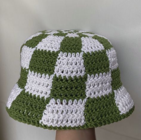 Woven Clothes Aesthetic, Crochet Green Bucket Hat, Green Crochet Aesthetic, Crochet Bucket Hat Aesthetic, Crochet Hat Aesthetic, White And Green Crochet, Crochet Bucket Hat Free Pattern, Easy Crochet Bucket Hat, Crocheted Bucket Hat