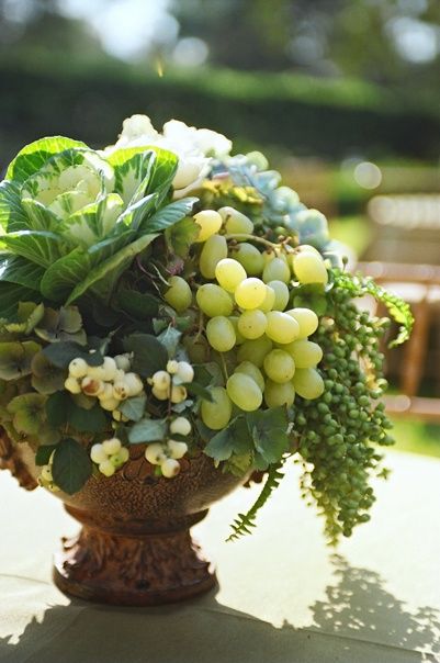 Green And White Flowers, Fruit Arrangements, Deco Floral, Table Arrangements, Arte Floral, Floral Centerpieces, Ikebana, Cut Flowers, Green And White