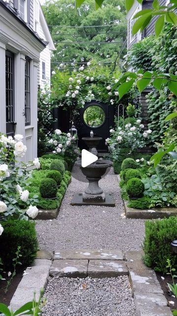 Side Yard Courtyard Ideas, Small Formal Gardens, Islamic Courtyard, Courtyard Water Feature, Courtyard Inspiration, Front Yard Fountain, Traditional Courtyard, Yard Fountain, French Courtyard