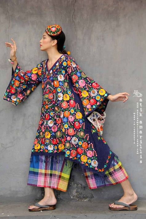 Extravagant Sleeves, Matyo Embroidery, Batik Amarillis, Unusual Clothes, Madame Butterfly, Stylish Short Dresses, Batik Fashion, Afghan Dresses, Exotic Fashion