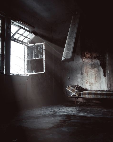 Abandoned grungy room in a house | free image by rawpixel.com / FAIRFILTER House Scary, Horror Room, Dystopian Aesthetic, Giger Alien, Scary Backgrounds, Scary Houses, Bleak House, Old Hospital, Creepy Houses