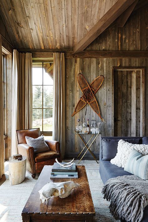 Naturally Elegant - Mountain Living Mountain Home Interiors, Western Interior, Mountain Interiors, Little Cabin In The Woods, Cabin Aesthetic, Wicker Dining Chairs, Mountain Living, Little Cabin, Mountain Cabin