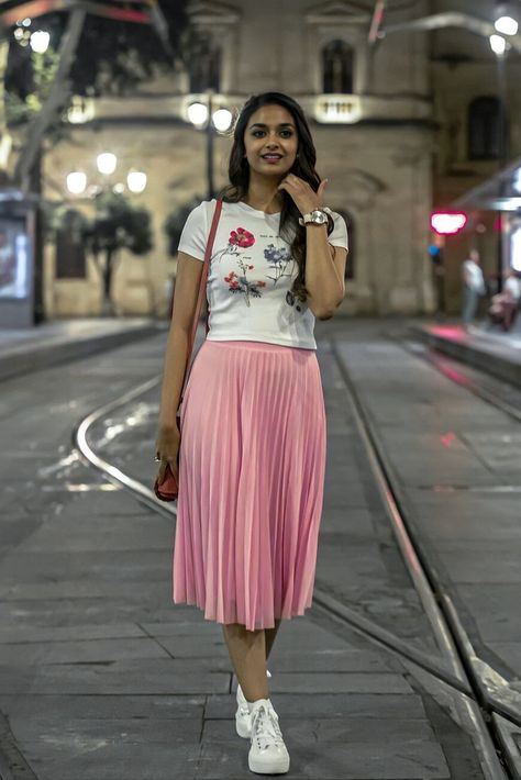 Skirt And Top Poses, Western Skirt And Top Outfit, Hampi Outfit Ideas, Poses In Skirt And Top, Skirt Top Indian Outfit Casual, Skirt Photoshoot Poses, Indian Skirt And Top, Skirt And Top Indian, Long Skirt And Top