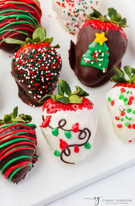 Christmas Chocolate Covered Strawberries, Chocolate Covered Strawberries Recipe, White Chocolate Chex Mix, Chocolate Chex Mix, Christmas Strawberry, Chocolate Chex, Chocolate Covered Strawberry Recipe, Easy Holiday Desserts, Gluten Free Candy