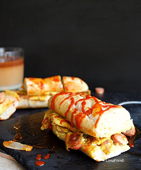 Roti John is a baguette omelette and onion sandwich from Singapore, traditionally served with tomato ketchup. A popular street food, it can also be filled with minced meat and cheese. Malaysian Street Food, Roti John, Omelette Sandwich, Meals In A Mug, Bread Omelette, Onion Sandwich, Singapore Hawker, Deep Fried Bananas, Epic Meal Time