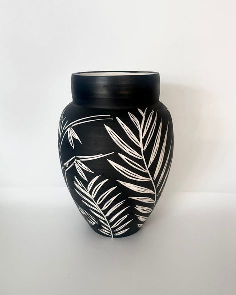 Artistic Vase, Modern Boho Botanical Nature Handmade Textured Ceramic Vase, Ceramic Nature Shelf Decor This is an impressive black ceramic porcelain vase. It is made of porcelain, and the bird painting was done using the sgraffito technique, which gives the vase a unique texture. Sgraffito ("to scratch" in Italian) is a technique for decorating pottery, produced by applying layers of color or colors (underglazes or colored slips). I do not use molds, stencils, or templates. This finished porcela Nature Shelf, Ceramic Nature, Ceramic Vases Design, Sgraffito Technique, Textured Vase, Christmas Crafts To Sell, Vase Handmade, Painted Flower Pots, Vase Ceramic