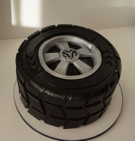 Car tire cake Fathers Day Cakes, Car Cakes For Men, 50th Birthday Cakes For Men, 70th Cake, Tire Cake, Medical Cake, Bike Cakes, Wheel Cake, Cake For Boyfriend