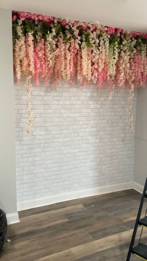 Beauty Shop Decor, Photowall Ideas, Esthetician Room Decor, Salon Suites Decor, Flower Bedroom, Beauty Room Decor, Tub Tile, Furniture Small Spaces, Nail Room