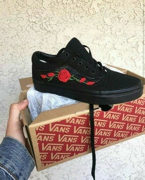 Winter Vans, Skateboard Style, Rose Vans, Tennis Shoes Outfit, Red Vans, Basket Style, Black Roses, Vans Sneakers, Dream Shoes