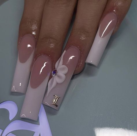 Acrylic Nails With Rhinestones And Initials, 3d Flower Nails With Initial, Nails With An L Initial, Acrylic Nails With The Letter J On Them, 3s Flower Nails, Acrylic Nails With E Initial, Cute Nail Ideas With Initials, Nails W J Initial, Nail Idea With Initials