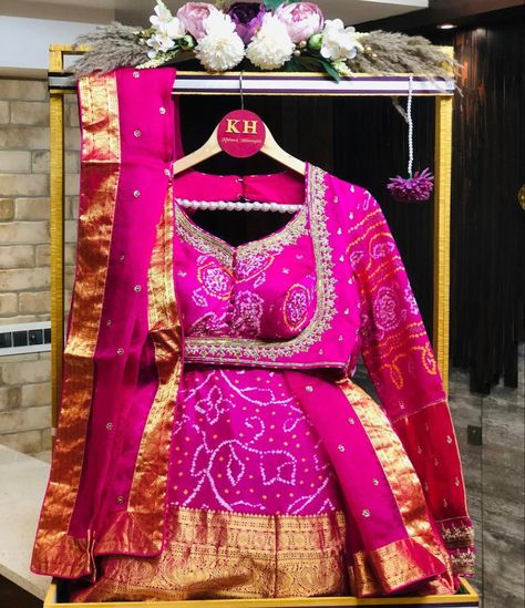 Lehenga Packing Ideas Wedding, Chhab Decoration, Hamper Packaging, Saree Packing, Wedding Trays, Wedding Packing, Wedding Gift Hampers, Indian Wedding Gifts, Indian Bride Poses