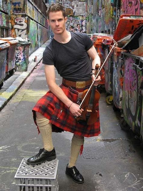 kiltviolin Tartan Kilt, Men In Kilts, Kilt, Punk Fashion, Traditional Dresses, Eye Candy, Tartan, A Man, Plaid