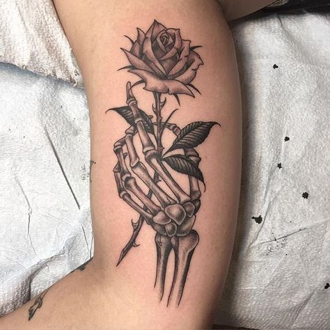 Skull Rose Tattoos, Petit Tattoo, Tattoo Female, Female Cat, Skeleton Tattoos, Cat Tattoos, Skeleton Hand Tattoo, Stylist Tattoos, Arm Tattoos