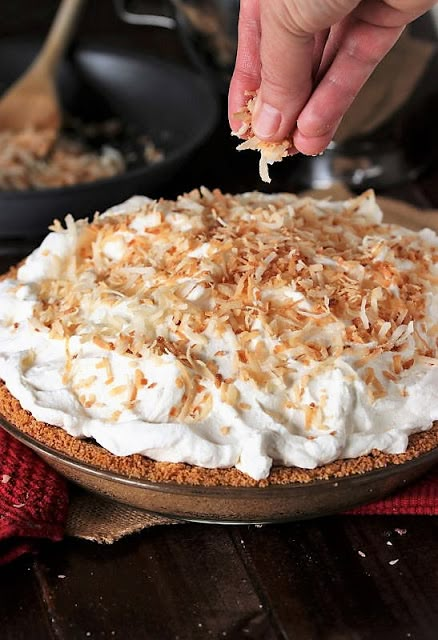 Topping Coconut Cream Pie with Toasted Coconut Image Easy Coconut Cream Pie, Coconut Cream Pie Easy, Best Coconut Cream Pie, Coconut Cream Pie Recipes, Homemade Graham Crackers, Coconut Pie, Easy Pie Recipes, Coconut Custard, Cream Pie Recipes