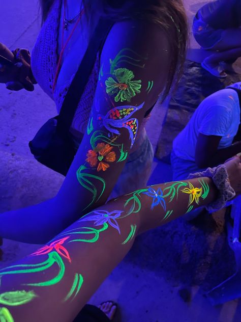 Full Moon Party Body Painting, Festival Body Art Painting, Glow In The Dark Paint On Body Ideas, Uv Body Art, Neon Painted Shirt, Full Moon Theme Party, Blacklight Outfit Ideas, Full Moon Birthday Party, Rave Body Painting