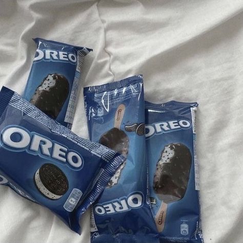 Oreo Wallpaper Aesthetic, Blue Aesthetic Food, Oreos Aesthetic, Aesthetic Oreo, Oreo Aesthetic, Oreo Wallpaper, White And Blue Aesthetic, Blue White Aesthetic, Blue And White Aesthetic