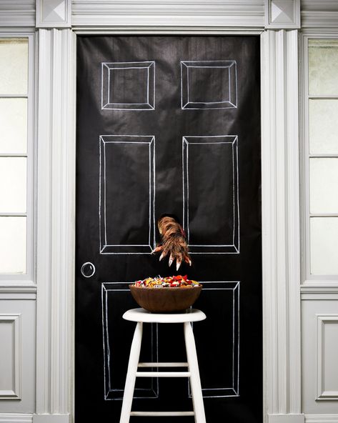 10 Clever Ways to Display Your Halloween Candy for Trick-or-Treaters | To cement your reputation as the scariest house in the neighborhood, assemble this scary "gotcha!" halloween candy bowl prank.  #halloween #halloweendecor #marthastewart Simple Outdoor Halloween Decor, Porta Halloween, Scary Birds, Halloween Camping, Owl Pumpkin, Halloween Candy Bowl, Paper Bat, Halloween Diy Outdoor, Dulces Halloween