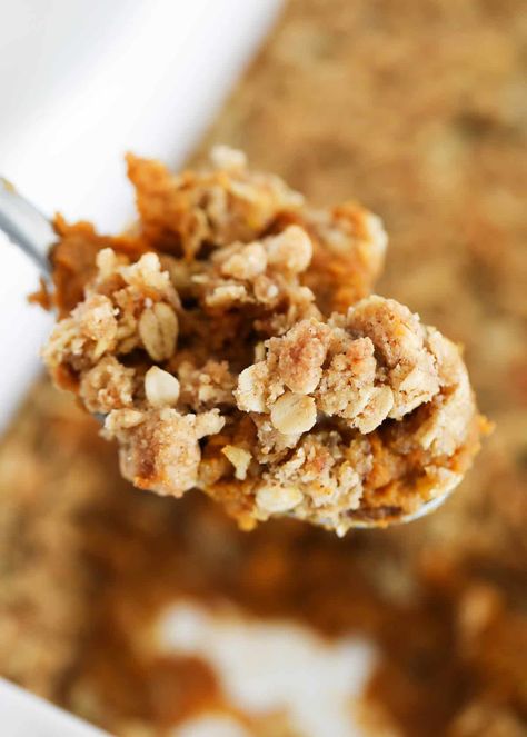 Topped with a sweet cinnamon streusel topping, this easy pumpkin crisp is sure to please any crowd at your next holiday party! Pumpkin Crisp Recipe, Apple Crisp Dessert, Cinnamon Streusel Topping, Oatmeal Crisp, Crisp Desserts, Pumpkin Crisp, Easy Apple Crisp Recipe, Pumpkin Oatmeal Cookies, Apple Crisp Easy