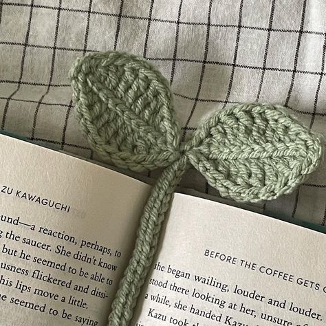 Crochet Leaf Sprout, Crocheted Bookmarks, Crochet Leaf, Crochet Leaves, Travel Bag Organization, Crochet Bookmarks, Crochet Crafts, Crochet Tutorial, Stylish Accessories