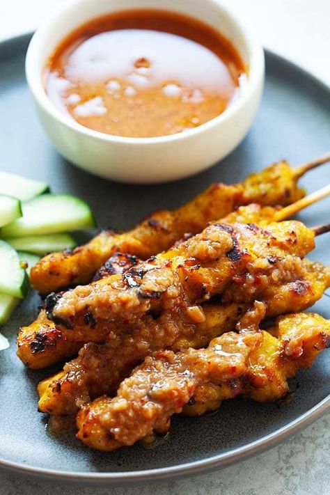 Delicious chicken satay or grilled chicken skewers marinated with spices and served with peanut sauce. Easy, authentic and the best chicken satay recipe! Asian Skewers, Chicken Satay Marinade, Charred Chicken, Satay Sauce Recipe, Satay Skewers, Sauce Satay, Chicken Satay Skewers, Chicken Satay Recipe, Satay Recipe