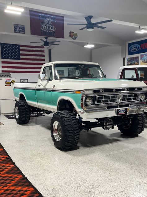 Country Pickup Truck Aesthetic, Old Lifted Ford Trucks, Lifted Old Trucks, Old Fords Trucks, Old School Ford Trucks, Ford Trucks Old, Ford Square Body Trucks, Cool Old Trucks, Old Country Trucks