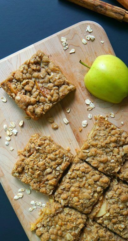 This apple cinnamon oatmeal bars recipe is so delicious, the perfect warm, tasty treat for fall. Try these apple oat bars, use any variety of apples you like and enjoy these soft baked oatmeal bars. Soft Baked Oatmeal Bars, Apple Cinnamon Oatmeal Bars, Apple Oat Bars, Cinnamon Apple Oatmeal, Apple Bar Recipes, Baked Oatmeal Bars, Apple Cinnamon Baked Oatmeal, Cinnamon Baked Oatmeal, Oatmeal Bars Recipes