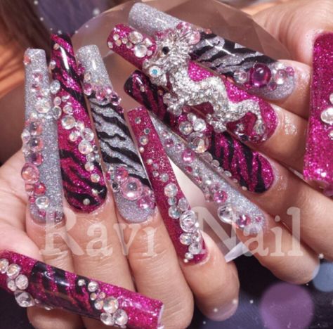 Pink Gyaru Nails, Pink Gyaru, Awesome Halloween Costumes, Gyaru Nails, Junk Nails, Punk Nails, Make Halloween, Goth Nails, Y2k Nails