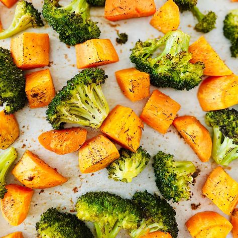 Roasted Sweet Potatoes & Broccoli - The VGN Way Broccoli And Sweet Potato Recipes, Sweet Potato Broccoli Recipes, Potato Broccoli Recipes, Winter Sides, Sweet Potato And Broccoli, Sweet Fritters, Sweet Potatoes Broccoli, Baked Potato With Cheese, Roast Frozen Broccoli