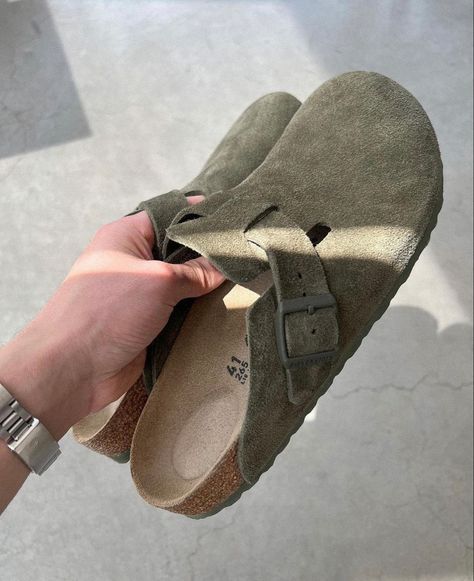 Berkinstock Outfit, Snicker Shoes, Teacher Shoes, Sneakers Outfit Men, Birkenstock Clogs, Men Birkenstock, Birkenstock Men, Pretty Shoes Sneakers, Shoe Wishlist