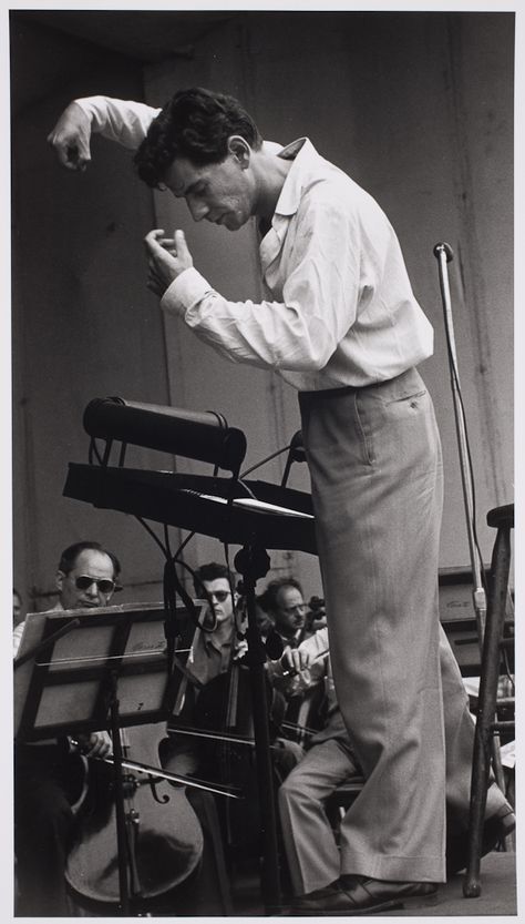 young bernstein Ruth Orkin, Arte Jazz, Classical Music Composers, Leonard Bernstein, Classical Musicians, West Side Story, Playing Piano, Music Composers, Aretha Franklin