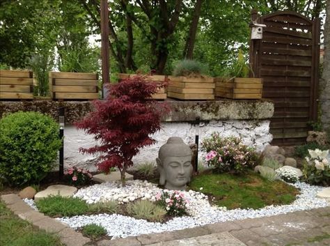 Avec une tête de Bouddha Buddha Garden Ideas, Japanese Garden Backyard, Small Japanese Garden, Japanese Garden Landscape, Buddha Garden, Zen Garden Design, Japanese Zen Garden, Japan Garden, Japanese Garden Design