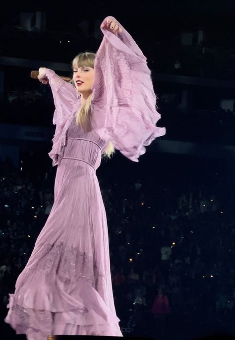 Taylor Swift Dancing, Taylor Swift Photos, Taylor Swif, Vegas Night, Lavender Aesthetic, All About Taylor Swift, Taylor Swift The Eras Tour, Swift Photo, Taylor Swift Concert