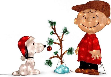 Brown Christmas Decorations, Snoopy Christmas Decorations, Christmas Tree Yard, Snoopy Christmas Tree, Outdoor Tree Lighting, Charlie Brown Tree, Charlie Brown Christmas Tree, Charlie Brown Snoopy, Christmas Yard Art