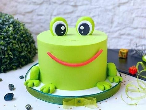 Tier Torte, Frog Bedroom, Green Birthday Cakes, Toddler Birthday Cakes, Frog Birthday Party, Frog Party, Frog Cake, Chicken Cake, Animal Birthday Cakes