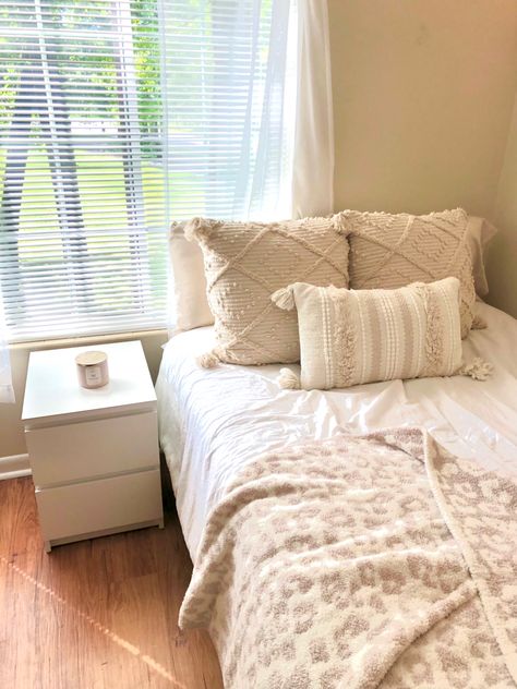 Dorm Room Ideas White, White Dorm Room Ideas, Cheetah Print Blanket, Room Ideas White, Beige And White Bedroom Ideas, White Comforter Bedroom, White Room Decor Bedroom, Leopard Print Blanket, White Dorm Room