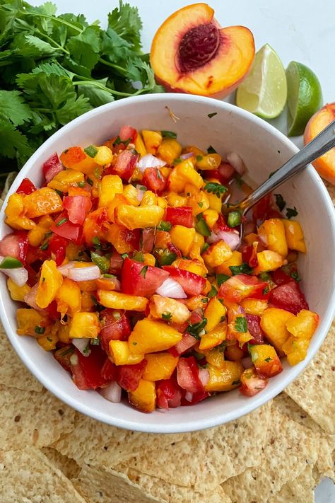 Peach Salsa Recipe, Peach Salsa Recipes, Easy Homemade Salsa, Fiesta Chicken, Homemade Salsa Recipe, Salsa Recipes, Fruit And Veggies, Salsa Fresca, Peach Salsa