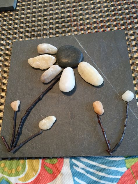 Rock flowers on slate tile Slate Tile Crafts Diy, Slate Crafts Diy Ideas, Homecraft Ideas, Slate Crafts, Slate Projects, Slate Tile Crafts, Engraving Stone, Rocks Crafts, Slate Ideas