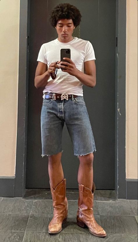 Cowboy Boots With Shorts Men, Cowboy Boots Outfit Mens, Country Boots Outfit, Shorts And Cowboy Boots Outfit, Cowboy Boots Street Style, Shorts And Cowboy Boots, Festival Outfits Men, La Outfits, Cowboy Outfits