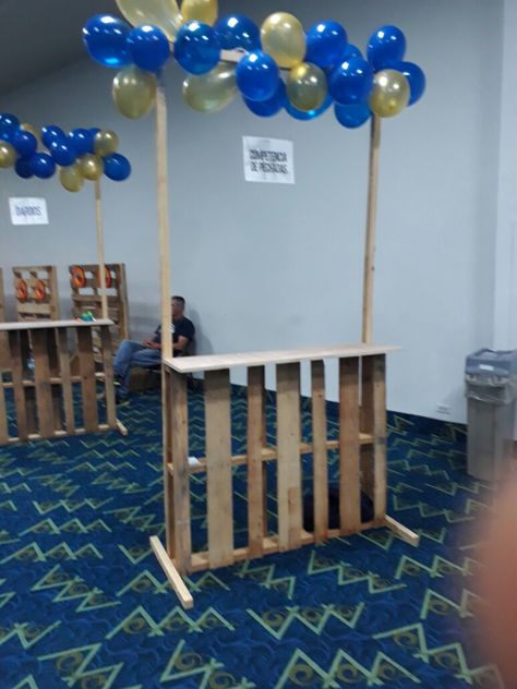 Pallet Carnival Games, Carnival Booths Diy, Diy Carnival Booth, Carnival Booth Ideas, Kids Play Store, Backyard Halloween Party, Backyard Carnival, Diy Lemonade Stand, Halloween Costumes Scarecrow