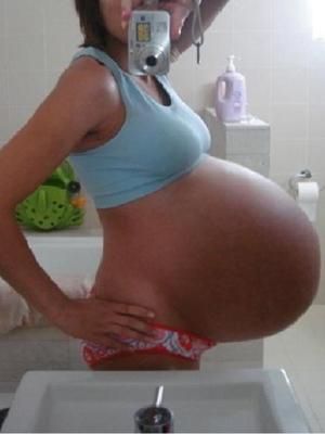 Holy cow triplet pregnancy belly! Pregnant Belly Huge, Twin Pregnancy Belly, Triplets Pregnancy, 19 Weeks Pregnant, Big Pregnant, Raising Twins, Multiples Baby, Pregnancy Belly, Triplet Babies