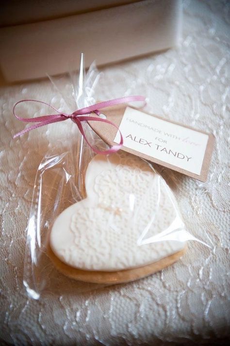 Gifts For Guests Wedding, Biscuit Wedding Favours, Wedding Biscuits, Cheap Party Favors, Wedding Favors Packaging, Cupcakes Wedding, Honey Wedding Favors, Cookie Wedding Favors, Creative Wedding Favors